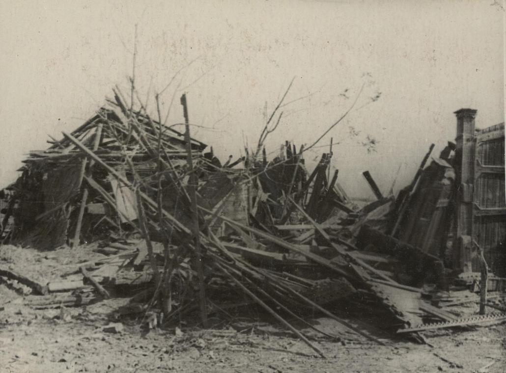 Разрушенный деревянный дом в Сталинграде