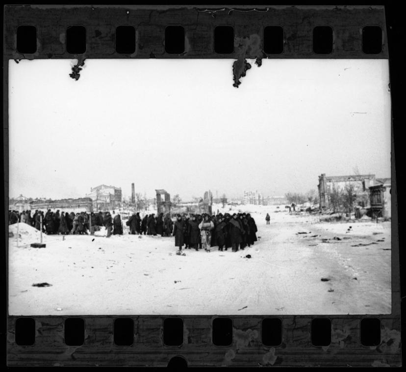 Колонна немецких пленных в районе кондитерской фабрики. 