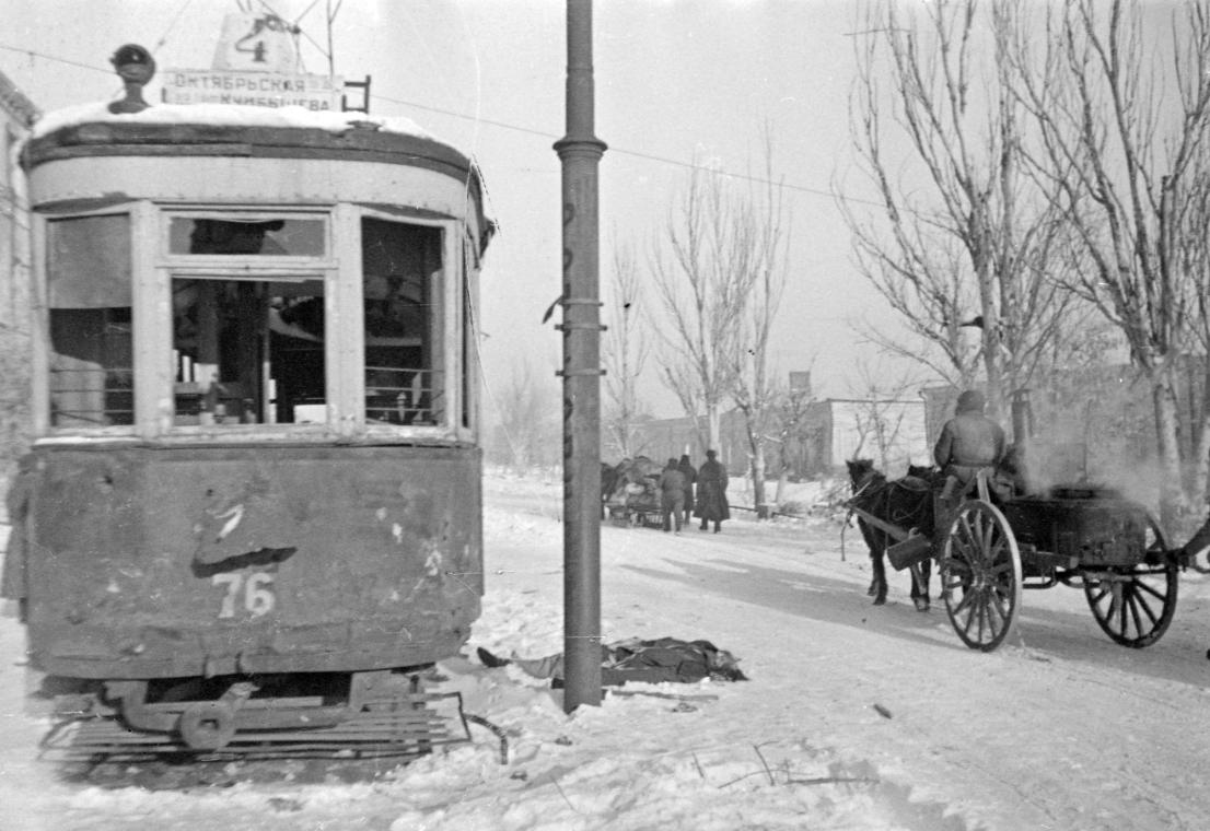 Разбитый сталинградский трамвай в Ворошиловском районе г. Сталинграда