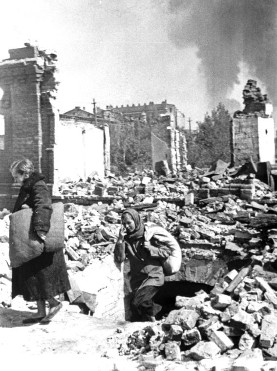 Жительницы Сталинграда выходят из подвала разрушенного дома