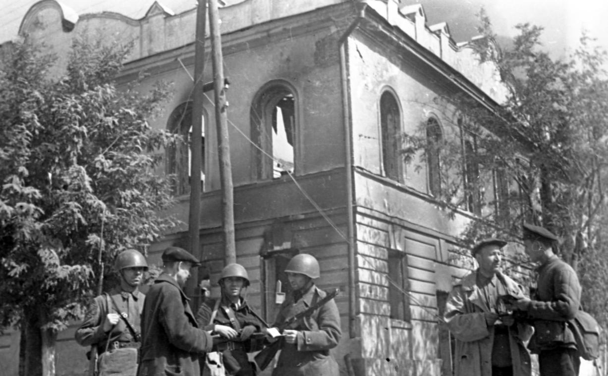 Комендантский патруль в центре Сталинграда. Август 1942 г. 