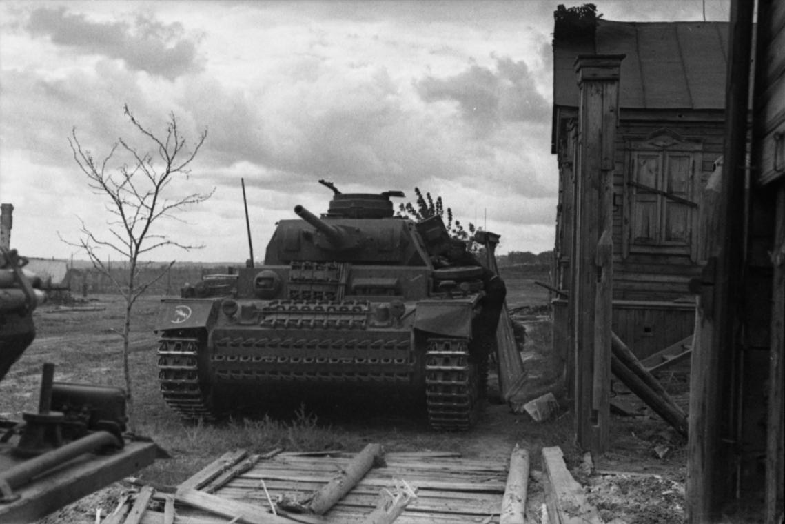 Немецкие танки из состава 24-й танковой дивизии на ул. Морфлотской в Сталинграде