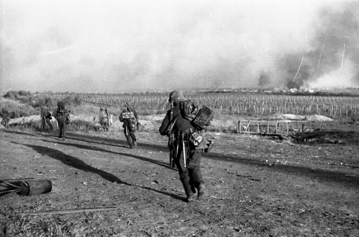 Немецкие пехотинцы выдвигаются в сторону железнодорожной станции Сталинград-2