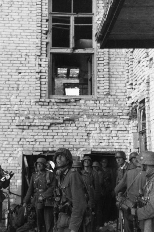 Фотография немецкого военного корреспондента штурмовой группы перед атакой. 14 октября 1942 года 