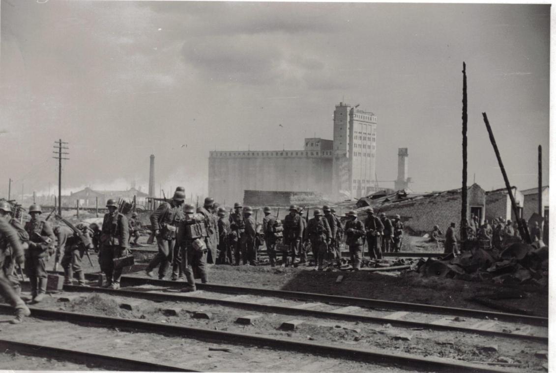 Немецкие пехотинцы в районе Сталинградского элеватора