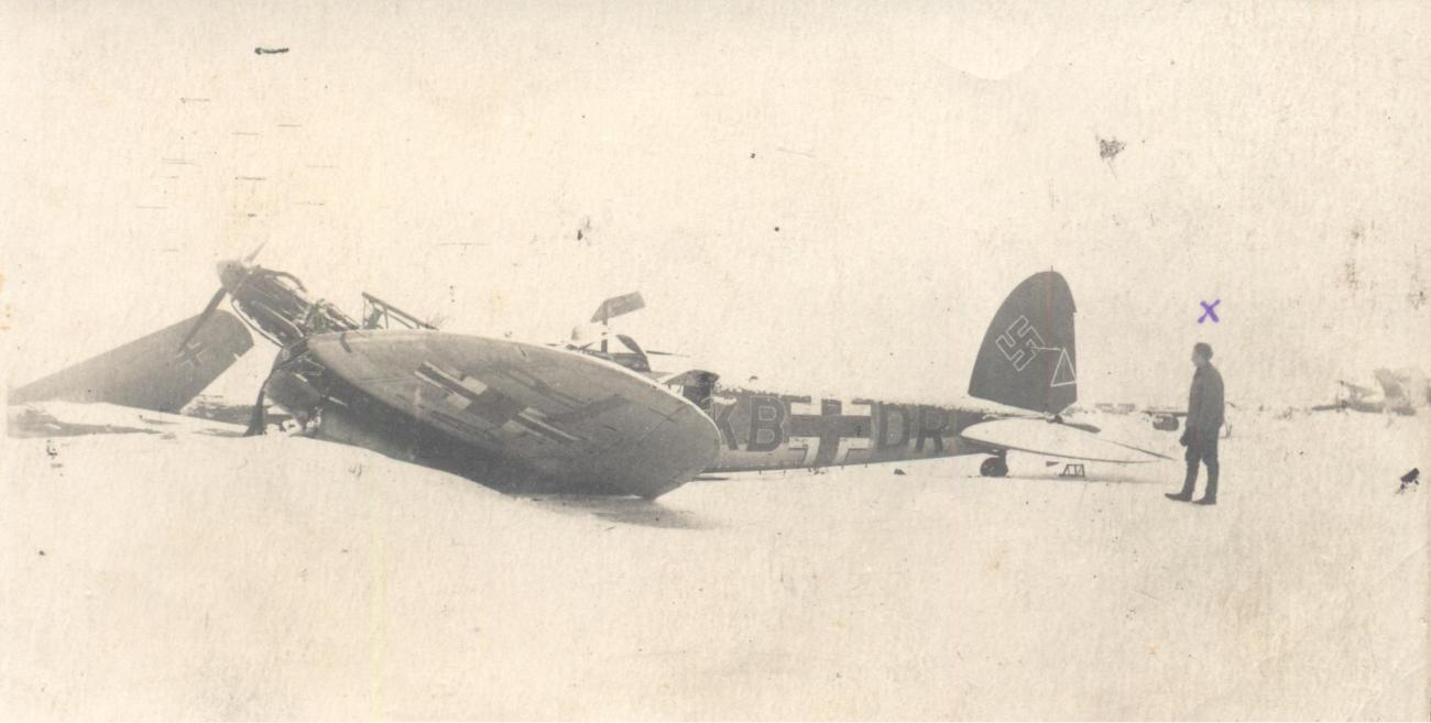 Разбитый бомбардировщик He-111, брошенный немецкими войсками на аэродроме Морозовская
