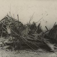 Разрушенный деревянный дом в Сталинграде