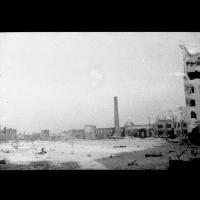 Вид на разрушенное здание Сурских бань от дома Инжкоопстроя.