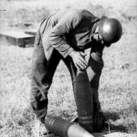 Немецкий артиллерист готовит 150-мм осколочно-фугасные снаряды к выстрелу