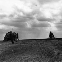 Немецкий полугусеничный бронетранспортер Sd.Kfz.251 в сопровождении пехоты пересекает железнодорожную насыпь восточнее станции Садовая