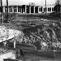 Поврежденное здание станции Тракторная пассажирская перед Сталинградским Тракторным заводом