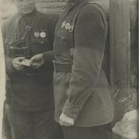 Бригадный комиссар Зубков К. Т. вручает награду снайперу Зайцеву В. Г. Осень 1942 года 