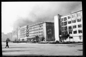 Сгоревшие здания на площади Павших Борцов после немецкой бомбардировки