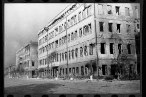 Сгоревшие здания на ул. Октябрьской после немецкой бомбардировки.