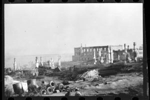 Вид на разрушенные здания на берегу Волги со сторону ул. Халтурина
