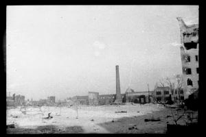 Вид на разрушенное здание Сурских бань от дома Инжкоопстроя.