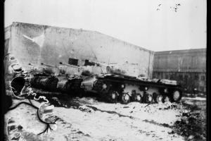 Советские тяжелые танки КВ-1с и КВ-1 на ремонте на Сталинградской судоверфи