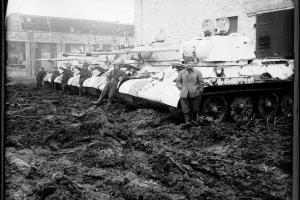 Советские танки Т-34, передаваемые экипажам после ремонта