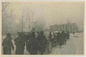 Советские артиллеристы перевозят 76-мм орудие по улице Сталинграда  