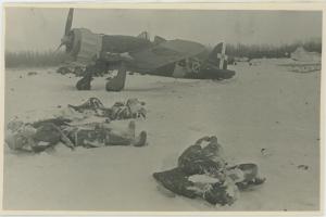 Тела убитых советских граждан и итальянский истребитель Macci C.200, брошенные на аэродроме.