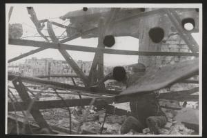 Красноармеец в разрушенном цеху завода "Красный Октябрь" 