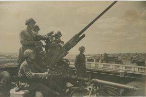 Зенитная батарея старшего лейтенанта А. М. Киселева в центре Сталинграда. Август 1942 г. 
