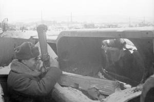 Командир 284-й стрелковой дивизии полковник Н.Ф. Батюк на наблюдательном пункте в северной части "теннисной ракетки"