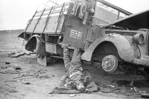 Убитый румынский солдат у разбитого грузового автомобиля