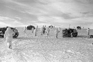 Высадка бойцов с бронетранспортеров в ходе разведки боем на Донском фронте.