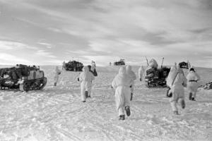 Высадка бойцов с бронетранспортеров в ходе разведки боем на Донском фронте.