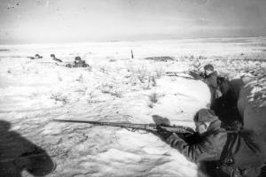 Советские пехотинцы ведут огонь по противнику из траншеи