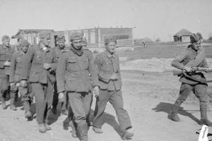 Советский пехотинец конвоирует немецких военнопленных на подступах к Сталинграду