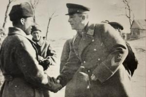 Генерал-майор Желудев В. Г. вручает награду бойцу