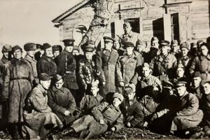 Бойцы и командиры 37-й гв сд в поселке Цыганская заря