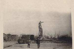 Памятник Ф. Э. Дзержинскому на площади перед главной проходной СТЗ