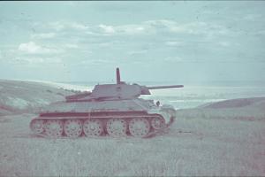 Подбитый танк Т-34. Окрестность хутора Берёзовский. Начало августа 1942 года. 