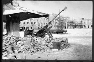 Захваченное немецкое 37-мм зенитное орудие в центре Сталинграда. 