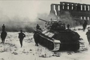 Советские бойцы при поддержке танков атакуют немецкие позиции в г. Калач
