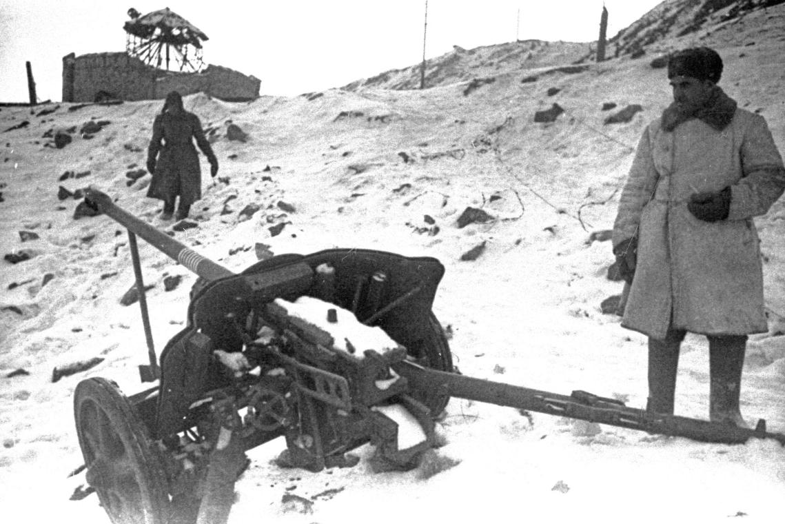 138 сд. Зимние орудия. Кто командовал 138 дивизией в Сталинграде. Орудийный расчет убитый и подбитое орудие зима 1942 года фото.