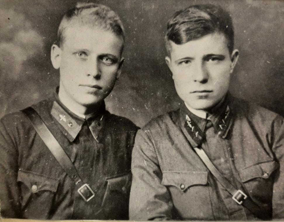 Запорожцев Георгий Васильевич (слева) командир взвода связи 118-го гв сп 37-й сд