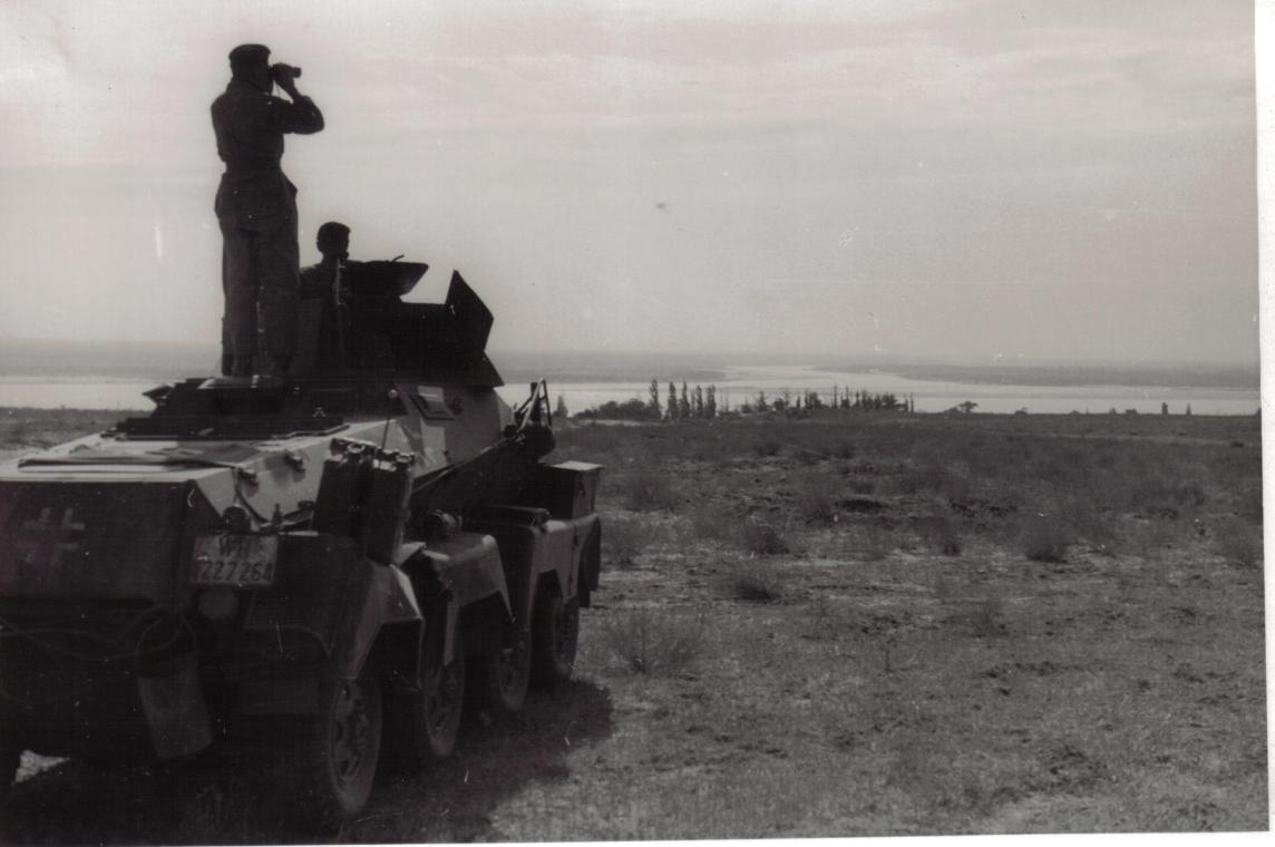 Немецкий бронеавтомобиль Sd.Kfz.231 у берега Волги севернее Сталинграда.