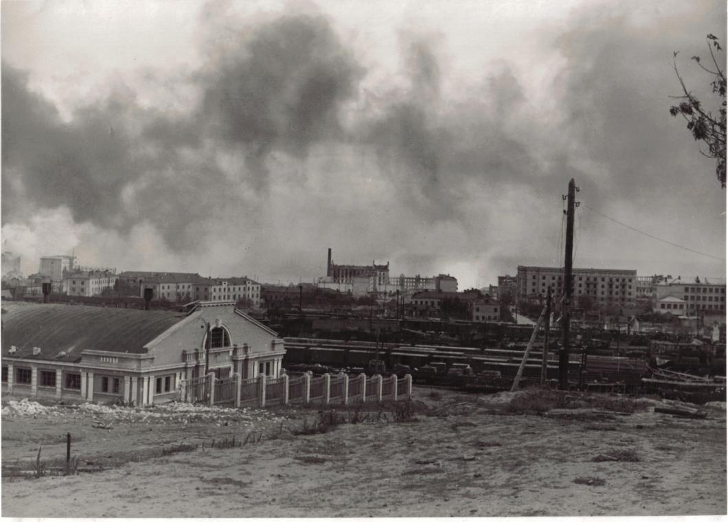Вид на горящий центр Сталинграда.
