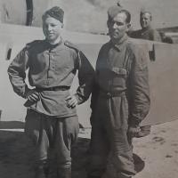 Разведчик-доброволец 124-й осбр Шипаев Геннадий Исаевич (слева)