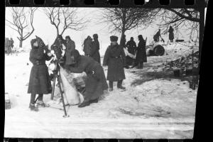 Советские минометчики готовятся открыть огонь по немецким позициям. Зима 1942-1943 года