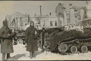 Колонна танков из 90-й и 254-й танковых бригад в центре Сталинграда 1 февраля 1943 г